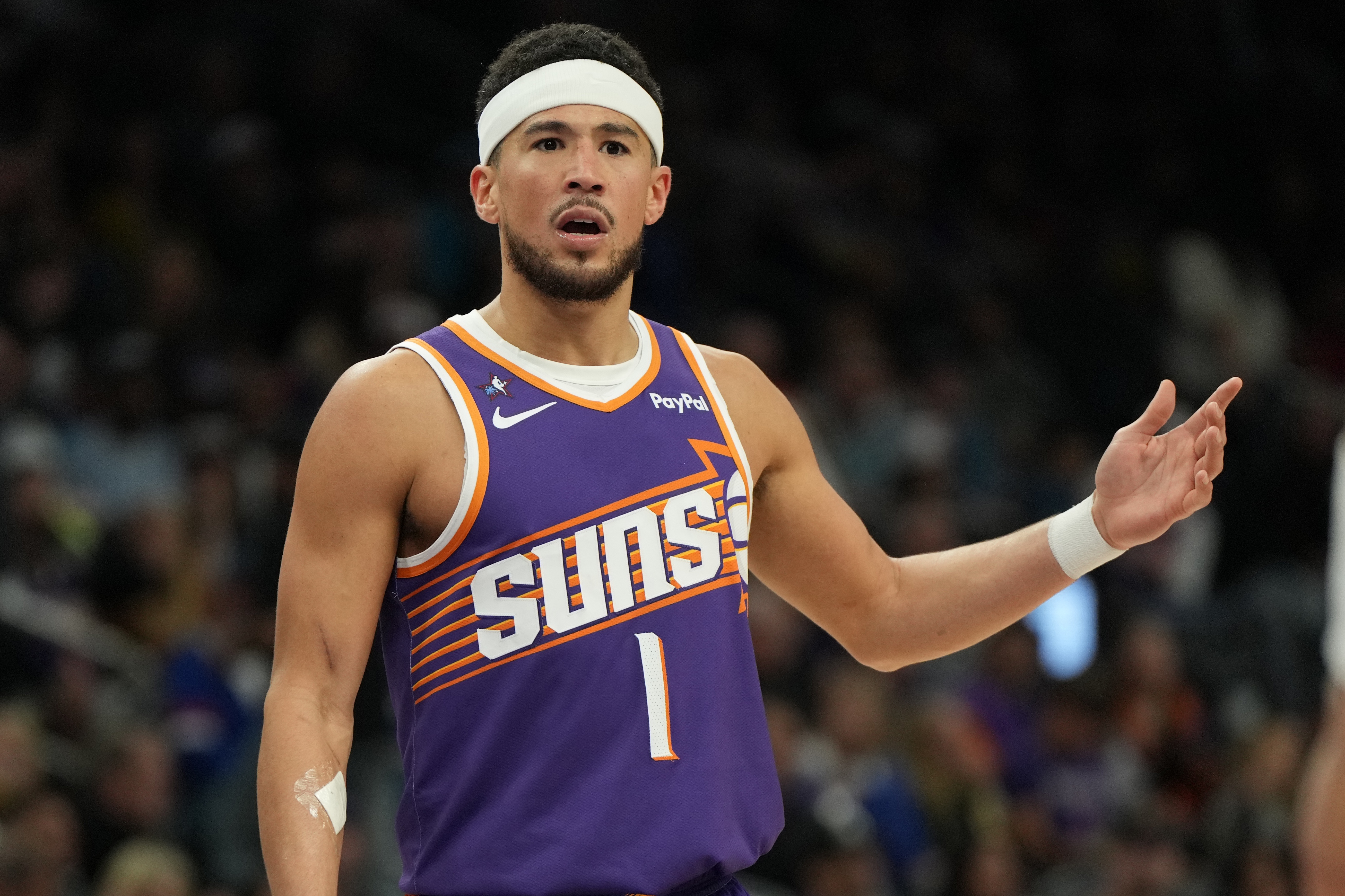 乐玩体育app下载-NBA的圆柱体判定🧠是只有布克受伤的世界 也是裁判的无法自洽